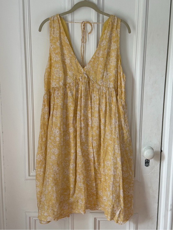 J. Crew Dresses & Skirts - Women’s J Crew Swingy Lined V neck Mini Dress Yellow Floral Hidden Zip Size XL